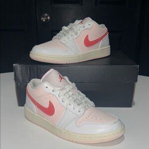 Jordan 1 Low SE “Strawberry Milkshake” Women’s Size 5